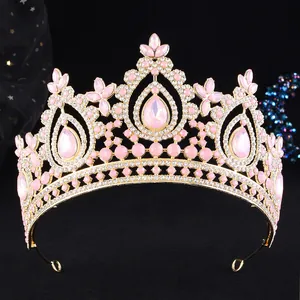 Nahaufnahme des rosa Barock-Brautdiadems mit aufwendigen Details aus Kristallen und Steinen
