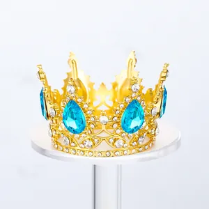 Primer plano de corona dorada con cristales azules y pedrería brillante para pasteles