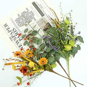 Bouquet artificiel d'eucalyptus et de lavande sur un fond de journal rétro.