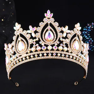 Detailansicht eines barocken goldenen Brauttiaras mit schimmernden Strasssteinen.