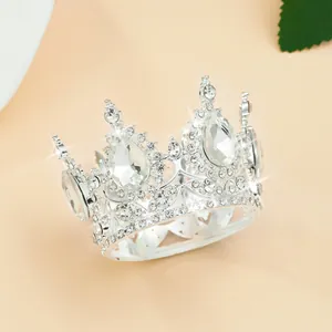 Primer plano elegante de corona de plata con pedrería para decoración de pasteles