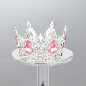 Detalle de una elegante corona de aleación plateada con pedrería rosa en forma de pera
