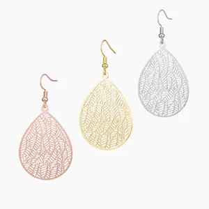 Set di tre orecchini a goccia in filigrana rifiniti in oro rosa, oro e argento.