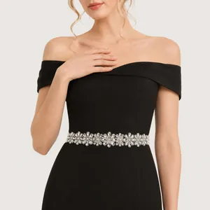 Détail élégant d'une ceinture en cristal à motifs floraux sur une robe de soirée