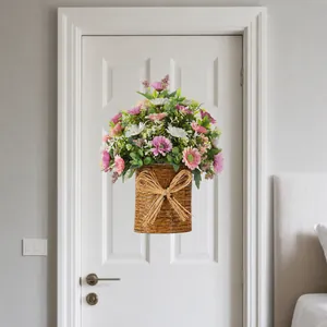 Composition florale de marguerites et d'eucalyptus artificiels dans un panier tressé