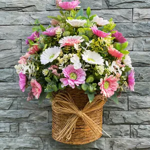 Vue détaillée d'un panier de fleurs artificielles de marguerites rustiques sur un mur