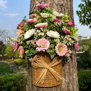 Détail d'un arrangement floral de marguerites et eucalyptus dans un panier à suspendre