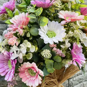 Panier de fleurs artificielles avec marguerites et eucalyptus pour décor mural rustique