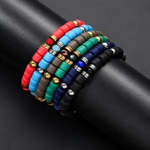 Macro di braccialetti elastici colorati con perline cilindriche su un supporto