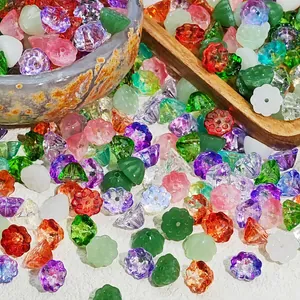 Makro-Detailansicht von bunten glasierten Lotussamen-Perlen für handgefertigten DIY-Schmuck