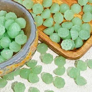 Makroaufnahme von hellgrünen Lotus-Samenkapsel-Glasperlen für handgemachte DIY-Schmuckarbeiten