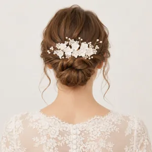 Vue arrière d'un peigne à cheveux fait main avec fleurs et perles pour coiffures de mariée.