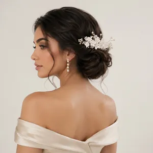 Peigne à cheveux de mariée fait main avec fleurs blanches et perles pour coiffures élégantes