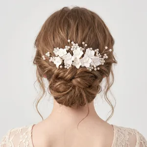 Peigne à cheveux élégant fait main avec fleurs blanches et perles pour mariages