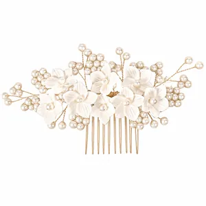 Peigne à cheveux floral fait main avec fleurs blanches et perles pour mariages élégants