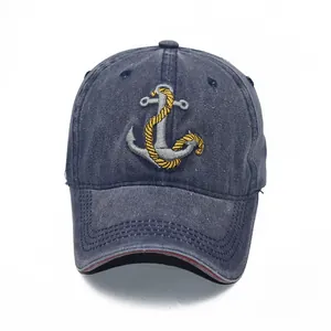 Dettaglio del cappellino in denim lavato blu con ricamo a ancora di alta qualità