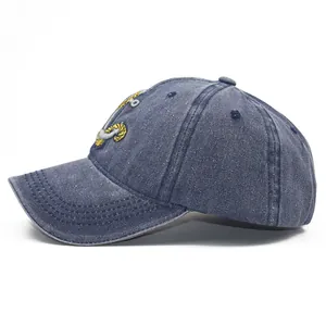 Dettaglio vista laterale di un cappellino da baseball in denim blu lavato con ancora