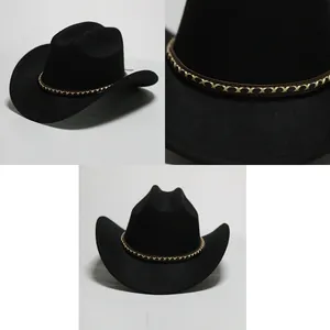 Viste macro dettagliate di un cappello da cowboy in feltro nero con fascia decorata.