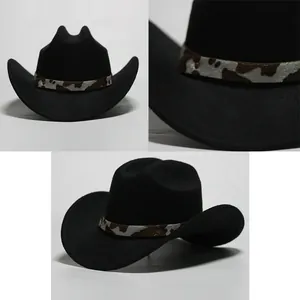 Dettaglio cappello da cowboy in feltro nero con fascia decorativa maculata.