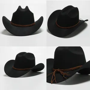Dettaglio di un cappello da cowboy western in finto feltro nero con fascia intrecciata