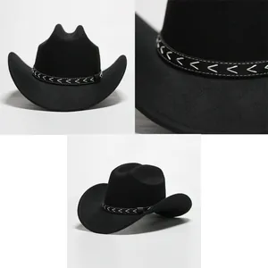 Vista dettagliata di un cappello da cowboy in feltro nero con fascia decorativa