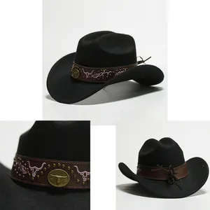Viste dettagliate di un cappello da cowboy nero con fascia ricamata e medaglione con toro.