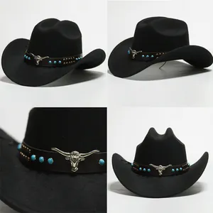 Vista dettagliata di un cappello da cowboy nero con testa di toro d'argento e perline turchesi.