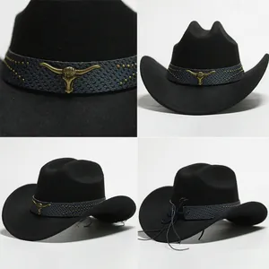Dettagli del cappello da cowboy nero in feltro con fascia decorativa testa di toro