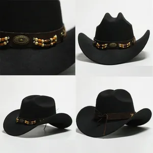 Dettagli di un cappello da cowboy nero con fascia decorata con perline e tesa ricurva