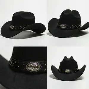 Vista dettagliata di un cappello da cowboy nero con fibbia a testa di toro in argento