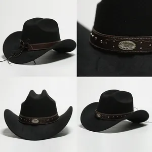 Dettagli di un cappello da cowboy in feltro nero con fascia decorativa marrone borchiata