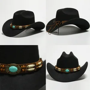 Primo piano del cappello da cowboy in feltro nero con fascia decorativa turchese