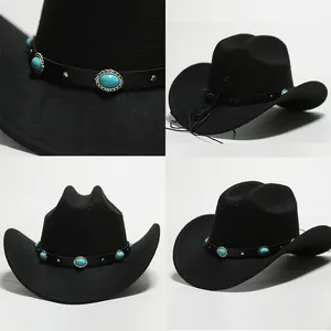 Dettagli di un cappello da cowboy nero con fascia decorata con pietre turchesi.