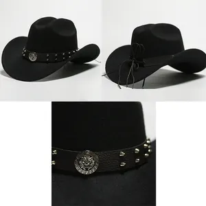 Primo piano di un cappello da cowboy in feltro nero con fibbia testa di leone e borchie.