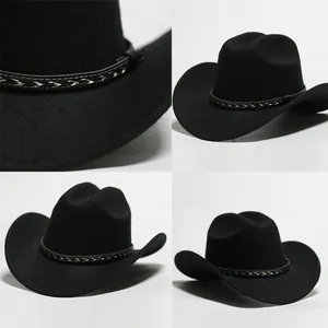 Dettagli del cappello da cowboy in feltro nero con fascia decorativa intrecciata