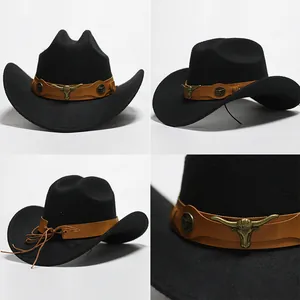 Vista dettagliata del cappello da cowboy nero in feltro con stemma testa di toro