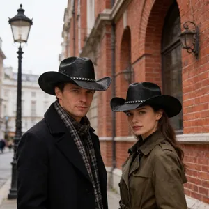 Klassische schwarze Cowboyhüte mit breiter Krempe für Herren und Damen in der Stadt