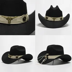 Dettaglio di cappello da cowboy nero con fascia bianca e decorazione a testa di toro