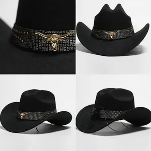 Vista dettagliata da quattro angoli di un cappello da cowboy nero con testa di toro d'oro