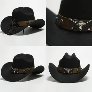 Viste dettagliate di un cappello da cowboy nero con testa di toro in argento e perline