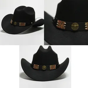 Dettaglio cappello cowboy in feltro nero con fascia in pelle e borchie a testa di toro