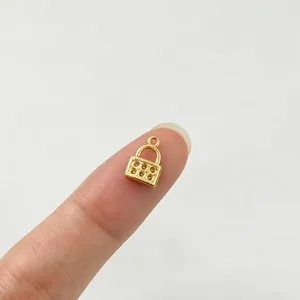 Detailansicht eines 18K vergoldeten Edelstahlanhängers in Schlossform für DIY-Schmuck