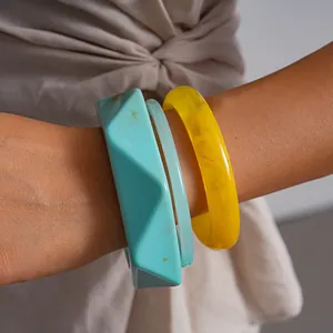 Detailweergave van retro hars armbanden met geometrische vormen en gemarmerde afwerking