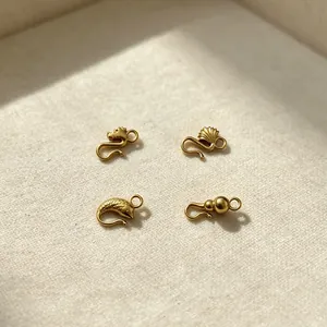 Detailansicht verschiedener S-Haken-Verschlüsse aus goldenem Edelstahl für Schmuck-DIY