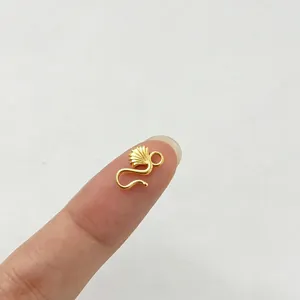 Nahaufnahme eines goldenen S-Haken-Schmuckverbinders im Koi-Stil zur Größenmessung.