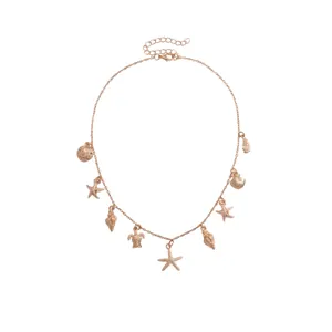 Collana oro rosa a tema oceano con ciondoli a stella marina e tartaruga su bianco