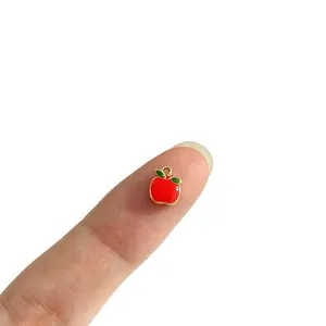 Petit pendentif pomme en émail rouge plaqué or 18 carats pour création de bijoux