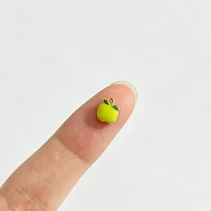 Petit pendentif pomme en émail vert avec finition or 18 carats pour création bijoux