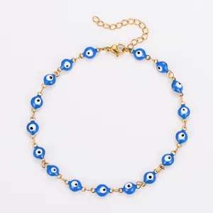 Bracelet de cheville en acier inoxydable avec perles œil bleu vif sur une chaîne dorée.