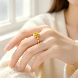 Eleganter 18K vergoldeter Edelstahl Rose Blume Ring an einer Hand Detailansicht